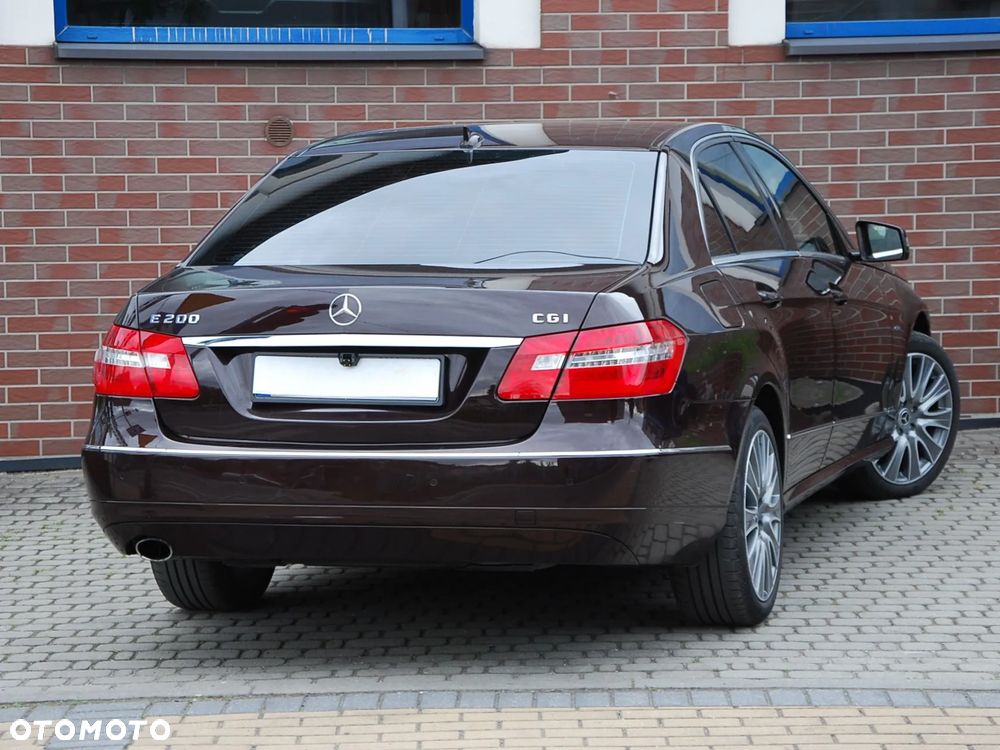 Mercedes-Benz Klasa E ver-200-cgi-blueefficiency-elegance - 26