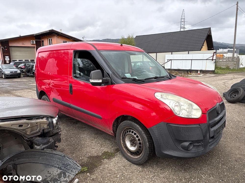 LAMPA TYLNA PRAWA FIAT DOBLO 2010R - 2