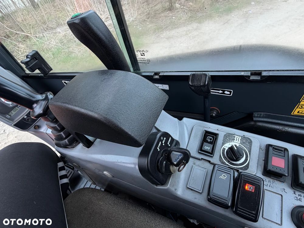 Kubota U27 Minikoparka koparka gąsienicowa 2.8 tony. jak Nówka sztuka z salonu! 2017 rok. 2200mtg. Przywieziona z Gospodarstwa Norweskiego! Zadbana Maszyna ani deka luzów i wycieków. Aktualna Dekra dokumentacja BMWT! Szybkozłącze Hydrauliczne. Szybka wolna jazda.Zamki na tłokach. Wersja Norweska!! OKAZJA - 33