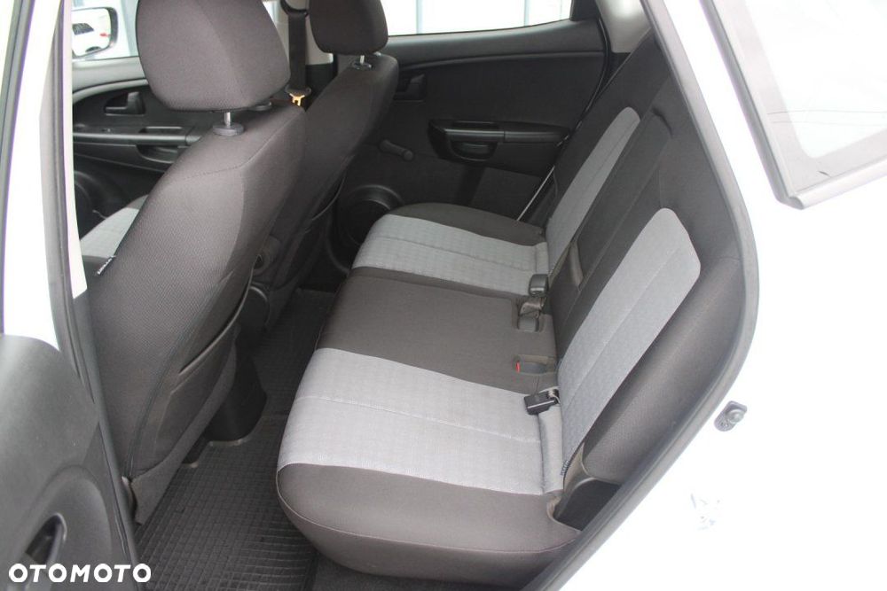 Kia Venga - 10