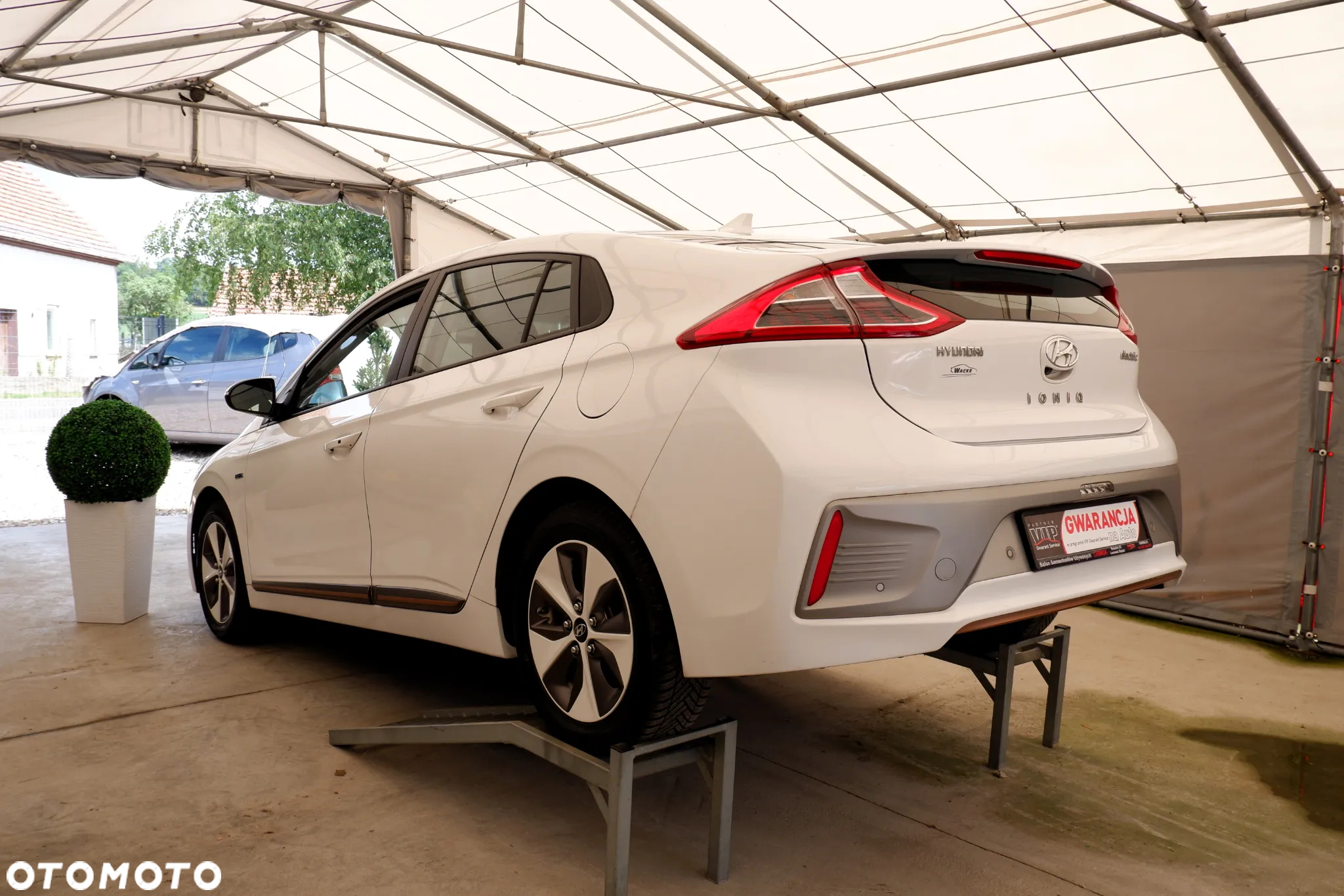 Hyundai IONIQ - 7