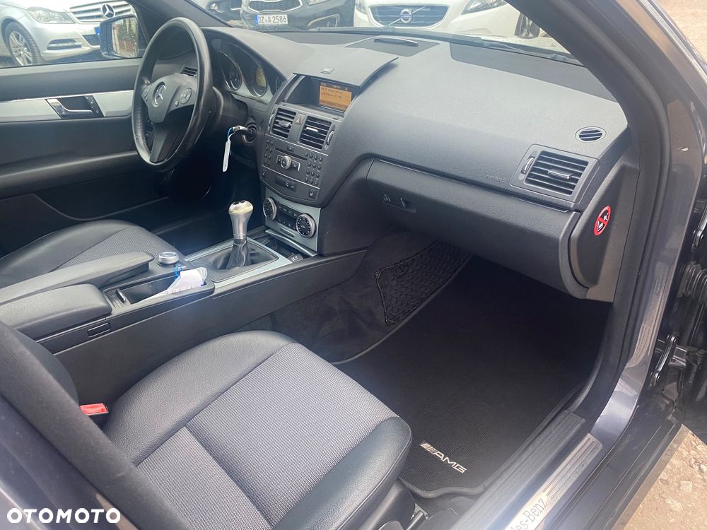 Mercedes-Benz Klasa C 180 CGI BlueEFFICIENCY Avantgarde - 23