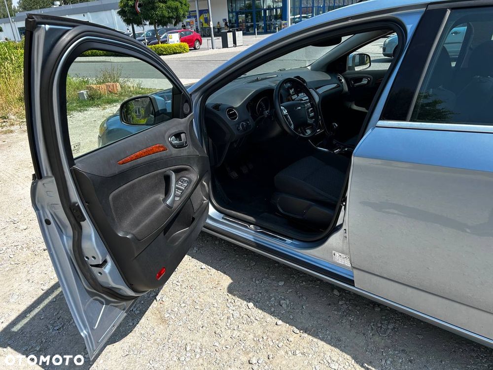 Ford Mondeo 2.0 Ghia - 9