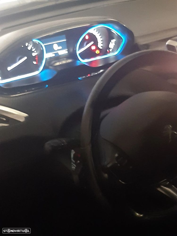 Peugeot 2008 1.2 PureTech Allure - 3