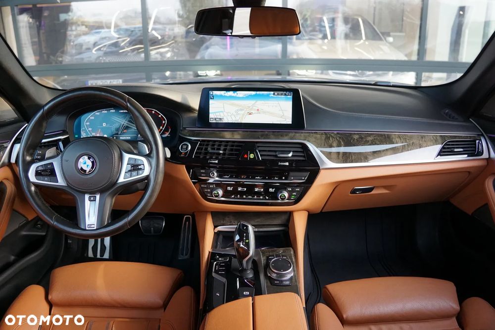 BMW Seria 5 M550i xDrive sport - 36