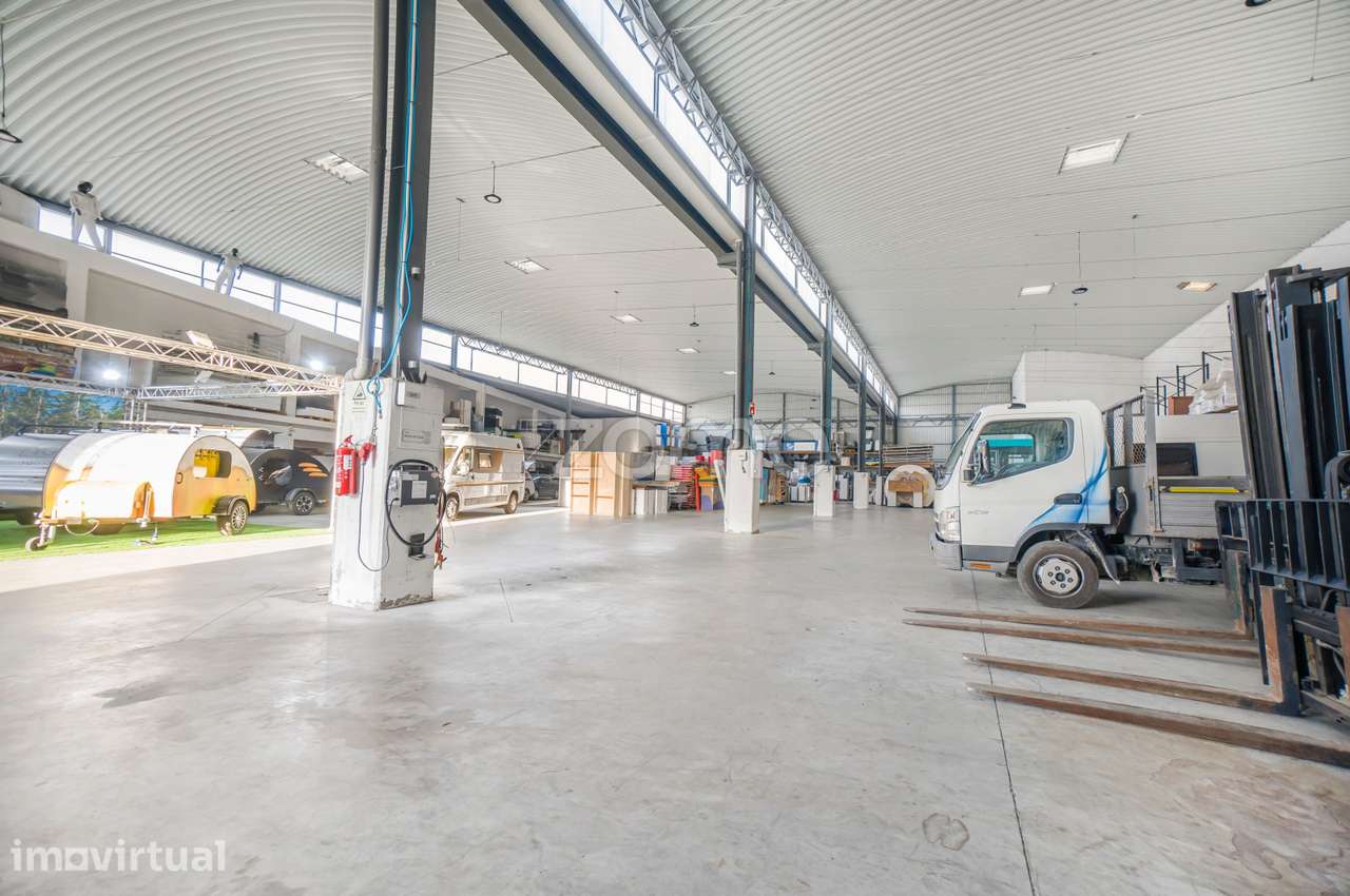 Armazém 2.307 m² com cais, racks e acesso direto à A10 - Grande imagem: 5/7