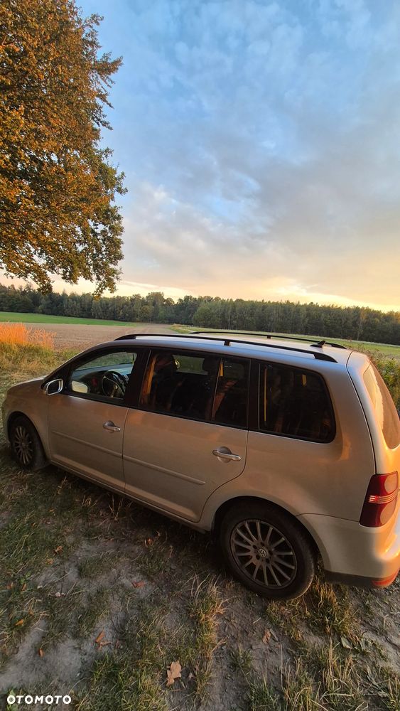 Volkswagen Touran - 10