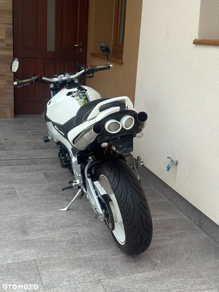 Suzuki GSR - 13
