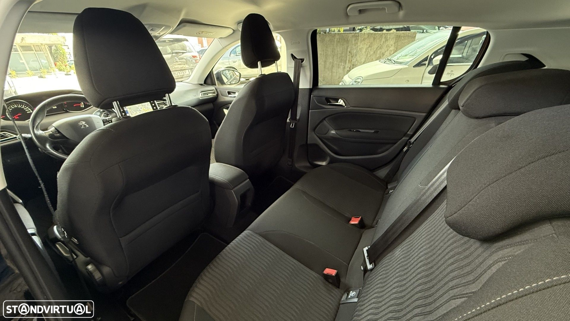 Peugeot 308 1.2 PureTech Allure J17 - 32