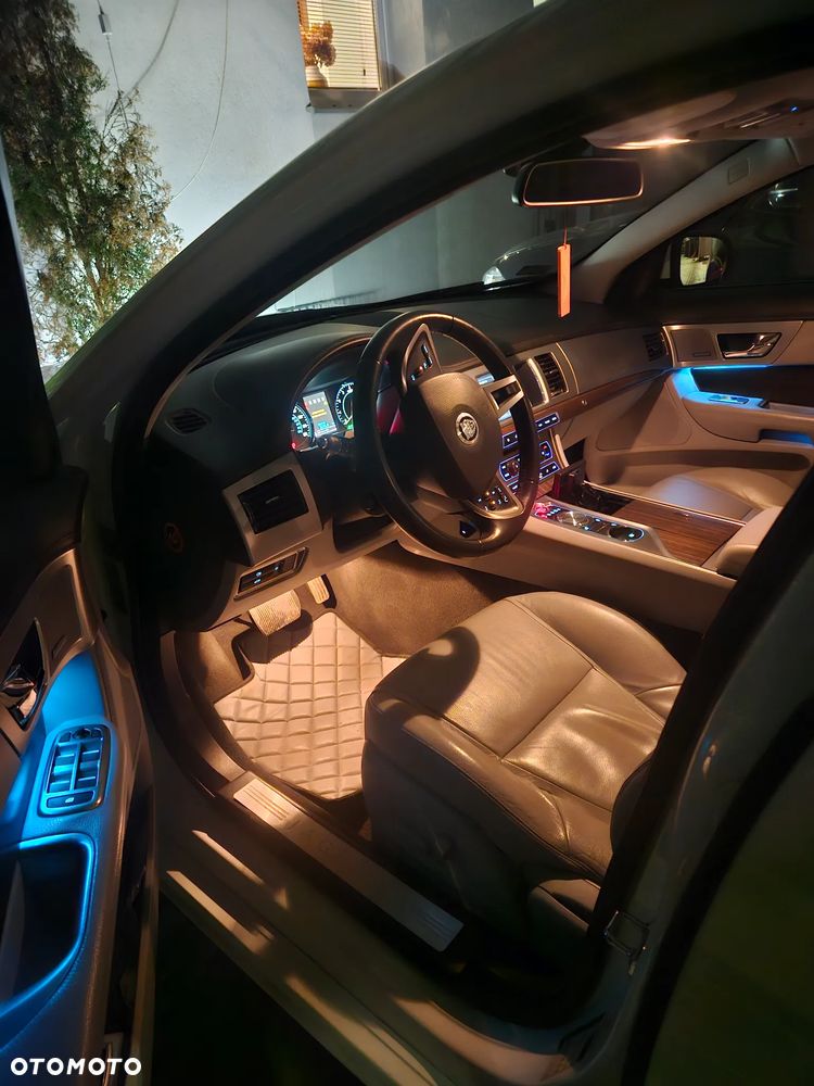 Jaguar XF 2.0 T Premium Luxury - 25