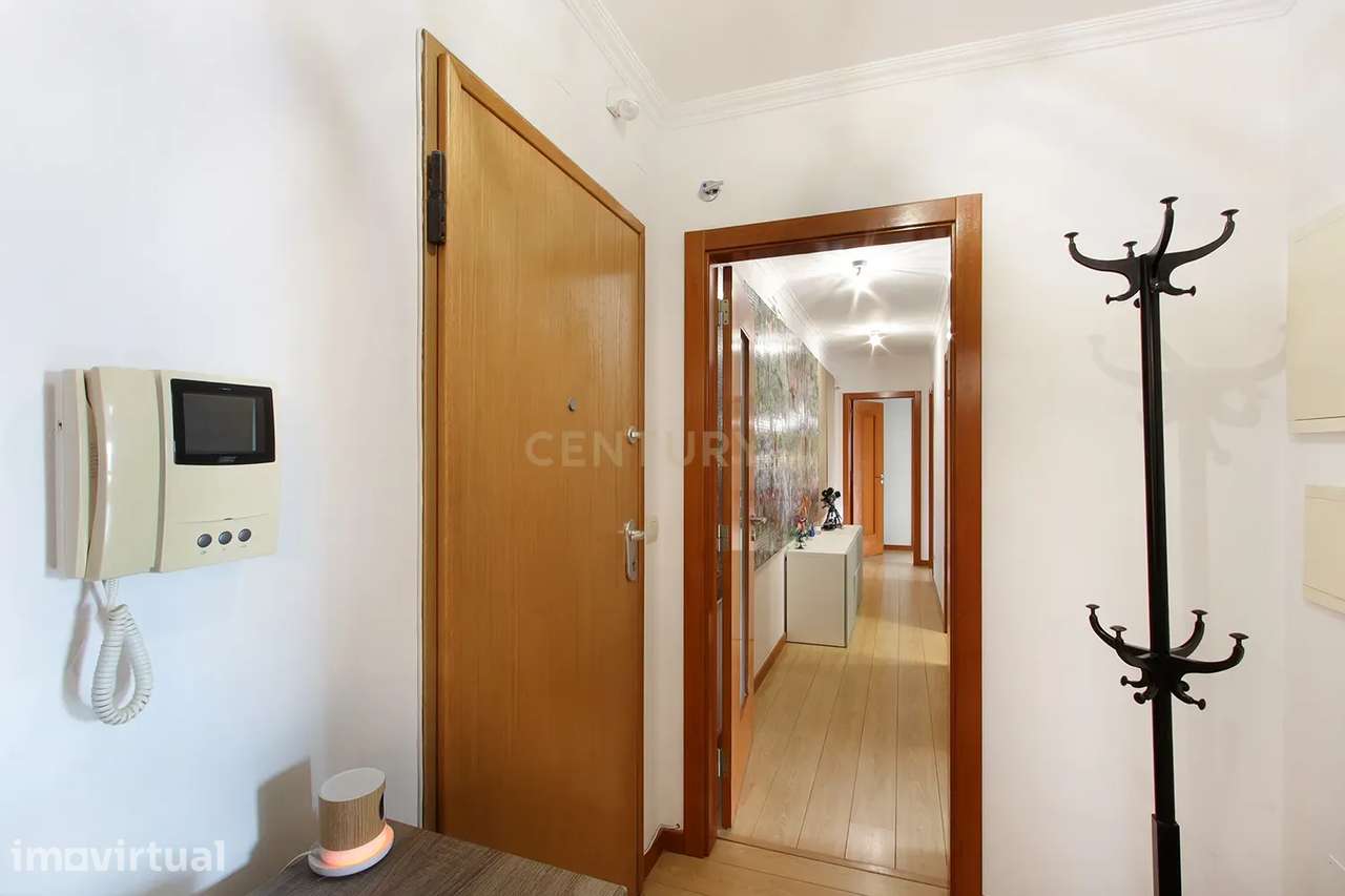 Elegante T3 com áreas generosas e 2 lugares de estacionamento no centr - Grande imagem: 2/24