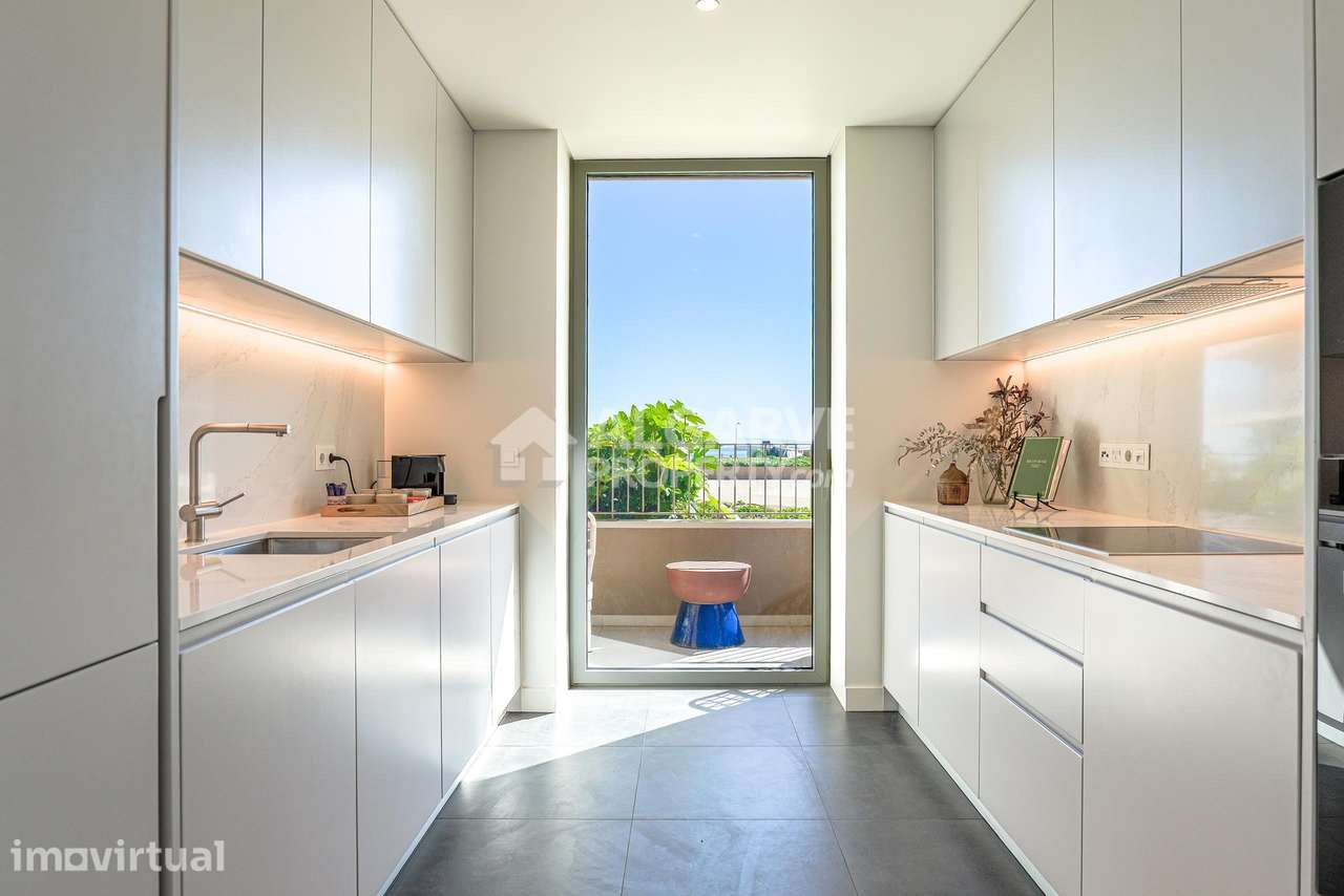 Luxuoso apartamento T2 novo em frente à Praia de Quarteira, Algarve - Grande imagem: 3/27