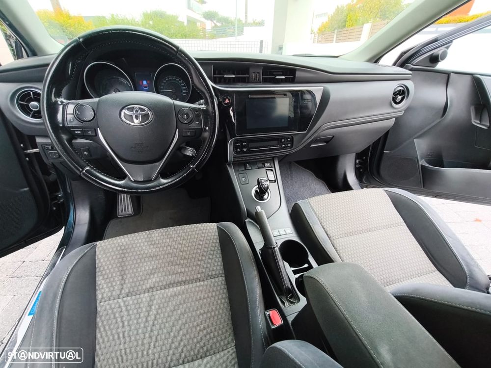 Toyota Auris Touring Sports - 13