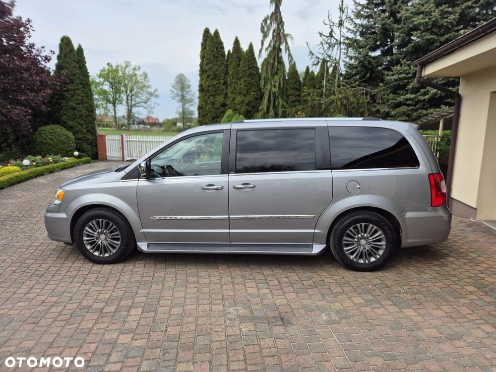 Chrysler Town & Country - 6