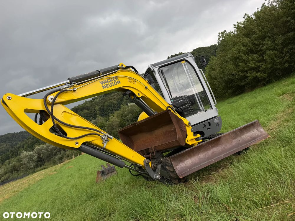 Wacker Neuson EZ38 koparka Gąsienicowa 4 tony. 2018 rok. Maszyna jak nowa 1600mtg.  Aktualna DEKRA BMWT 2026r. dodatkowa linia Hydrauliczna. Zamki na tłokach. Szybko-złącze Hydrauliczne. zmiana łyżek bez wychodzenia z Kabiny! Ani deka luzów wycieków. Okazja! 2 łyżki Oryginalne skandynawskiego typu. Yanmar silnik. Maszyna z Norwegii z Gospodarstwa Aktualna Dokumentacja! ani deka luzów i wycieków! OKAZJA Linia Hydr. Plus. Długie ramię PLUS. Oświetlenie LED. Gąski bardzo ładne. Wielka Okazja! Pełne sterowanie z dżojstików!! - 5