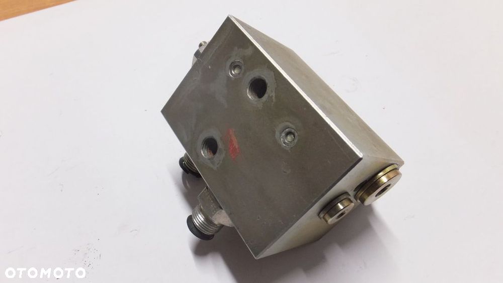 Kostka hydrauliczna pługa Kverneland  KK012740R, KN012740 - 8