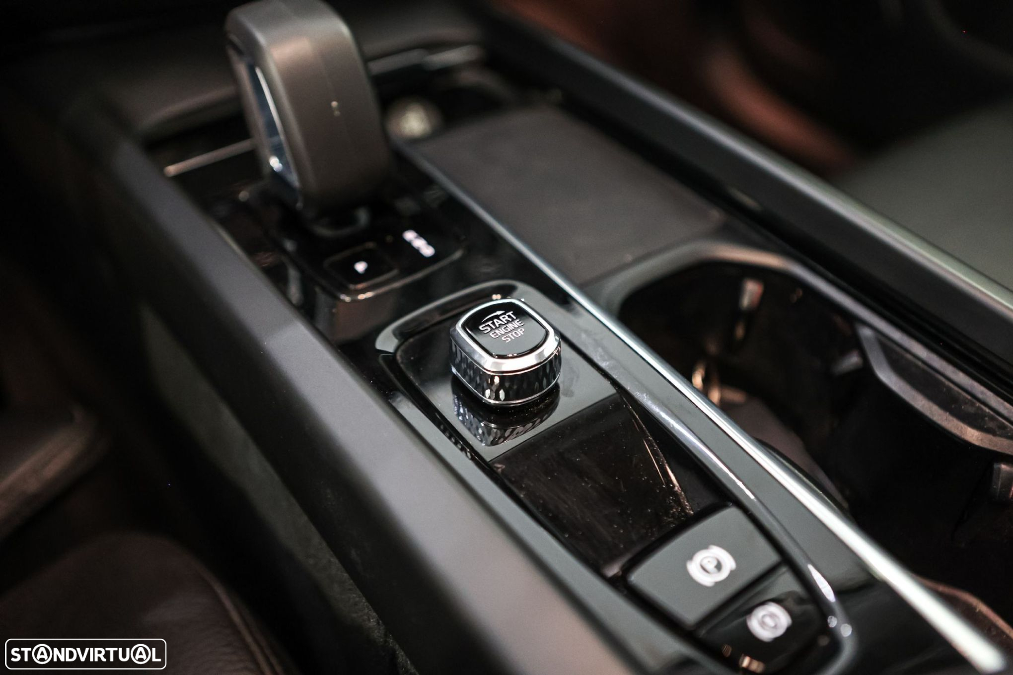 Volvo XC 60 2.0 B4 Plus Dark - 25