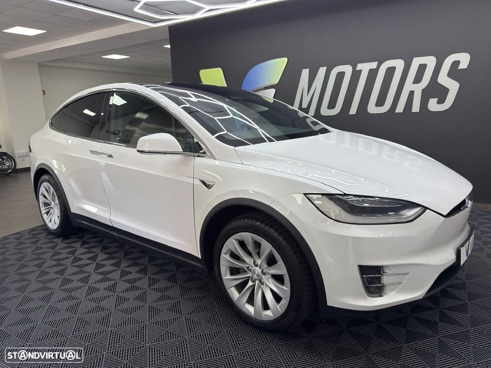 Tesla Model X - 8