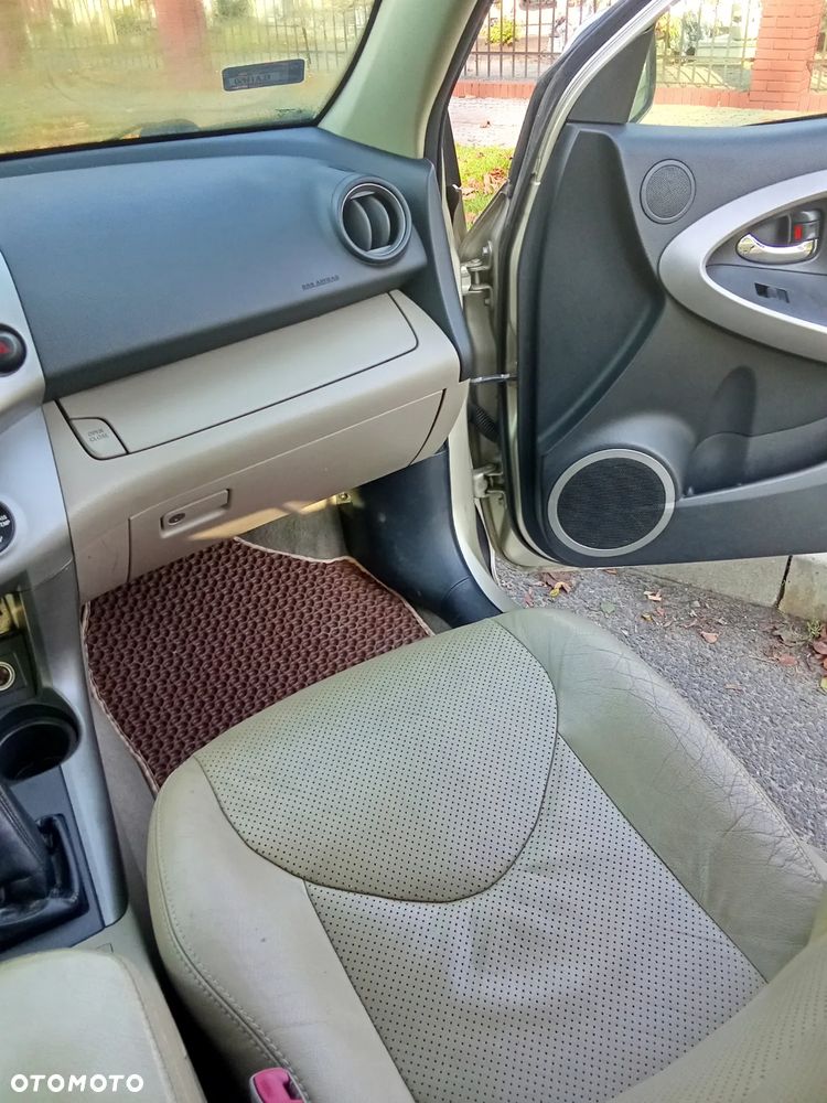 Toyota RAV4 - 4