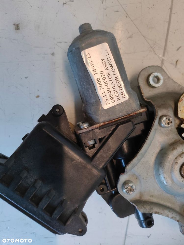TOYOTA COROLLA VERSO 04- PODNOŚNIK LEWY TYŁ - 8
