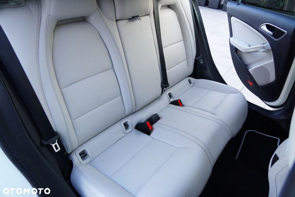 Mercedes-Benz CLA 180 7G-DCT UrbanStyle Edition - 30