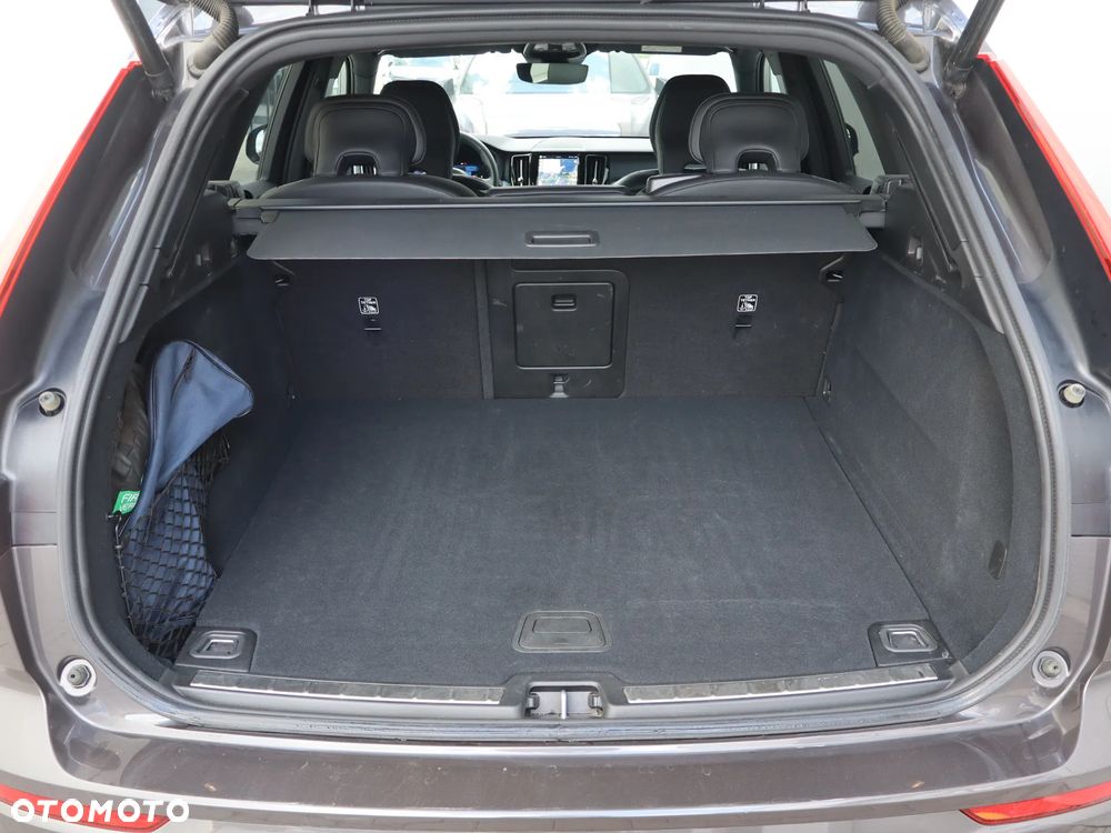 Volvo XC 60 B5 B AWD Plus Dark - 17