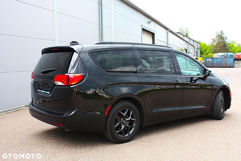 Chrysler Pacifica - 4