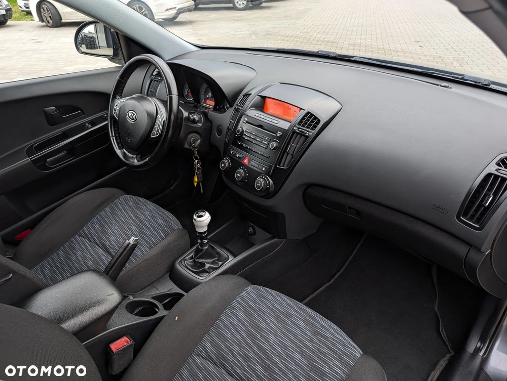 Kia Ceed - 33