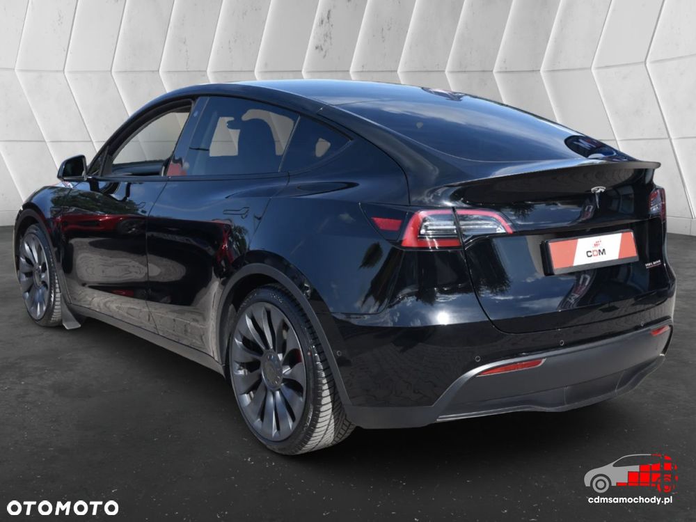 Tesla Model Y - 8
