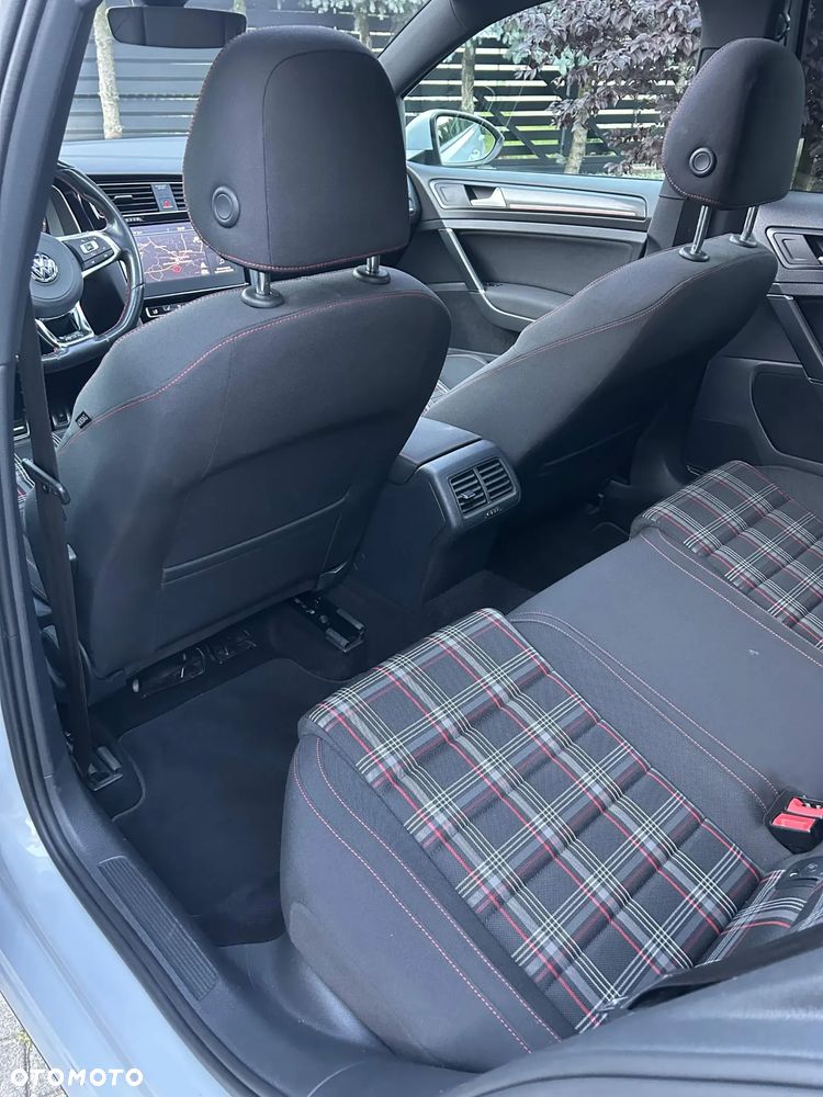 Volkswagen Golf - 21