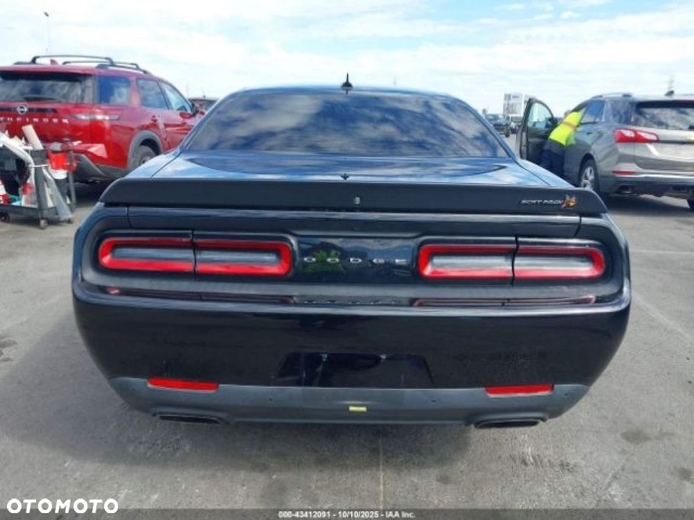 Dodge Challenger - 8
