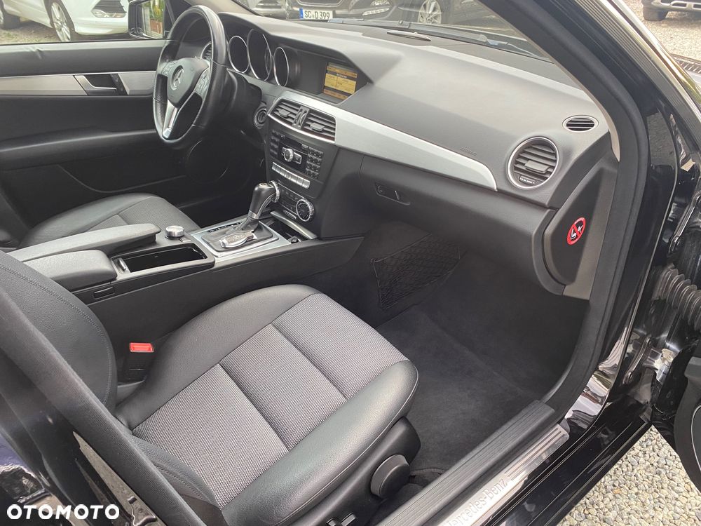 Mercedes-Benz Klasa C 180 CGI Automatik BlueEFFICIENCY Avantgarde - 27