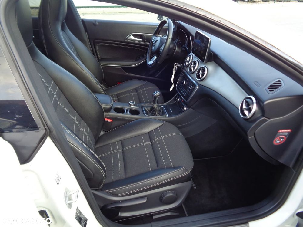 Mercedes-Benz CLA 180 Urban - 17