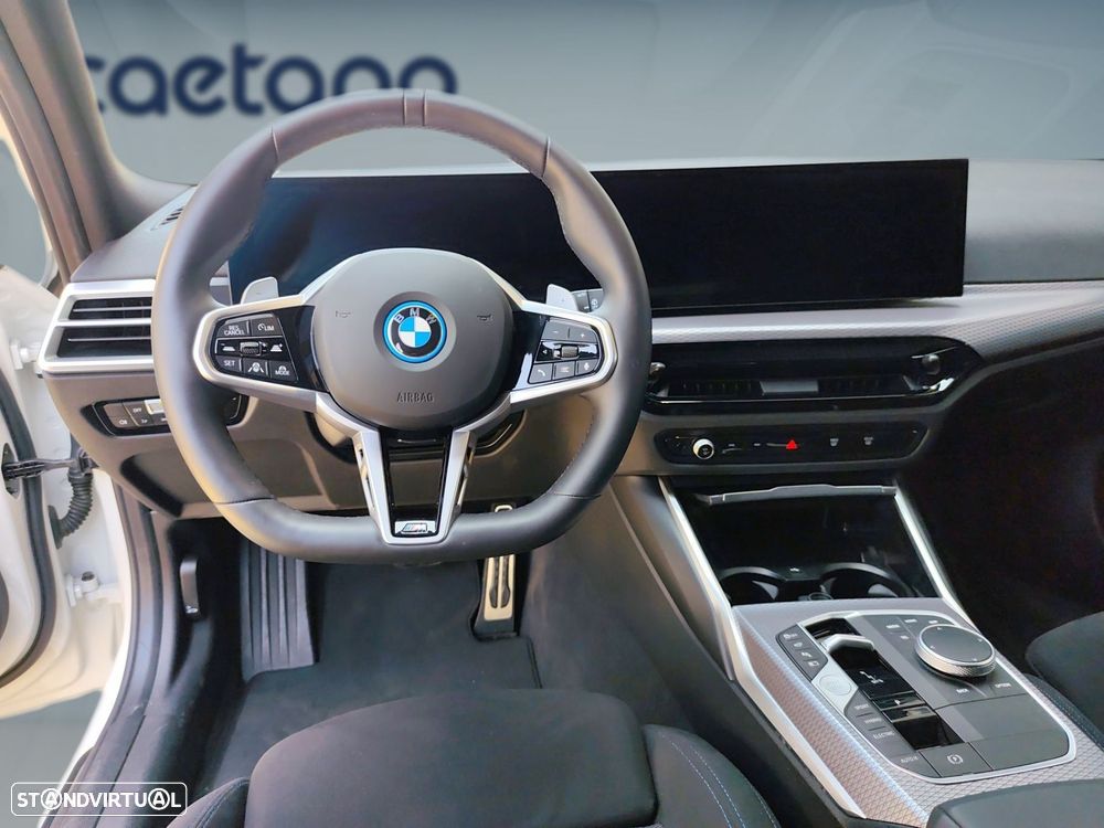 BMW 330 e Pack Desportivo M Pro Auto - 13