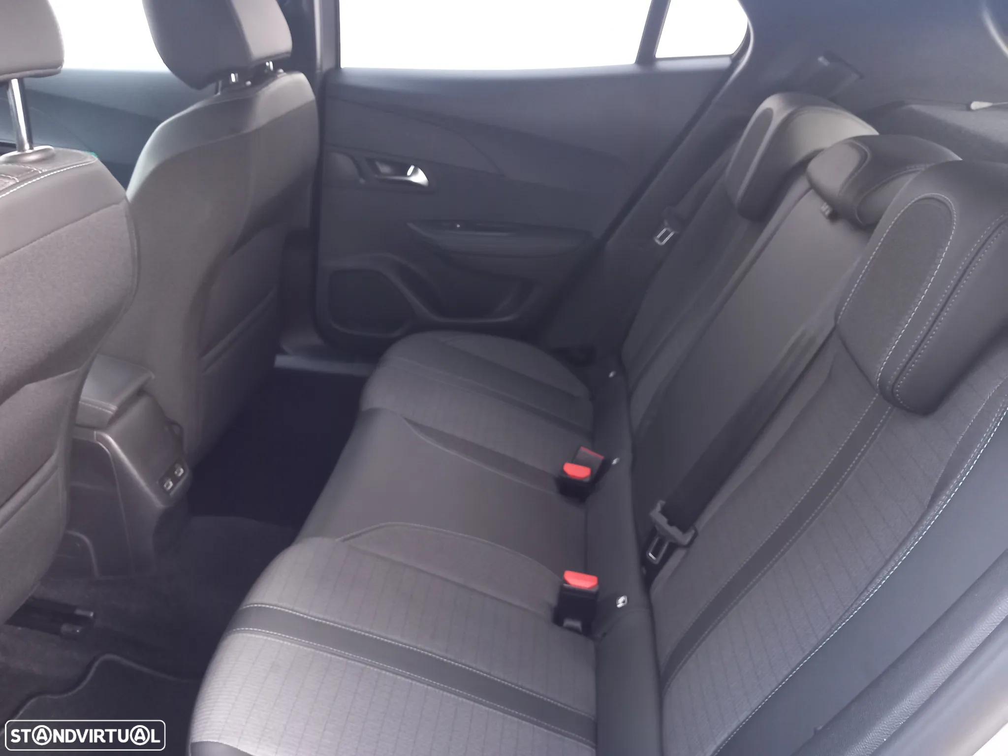Peugeot e-2008 Allure - 10