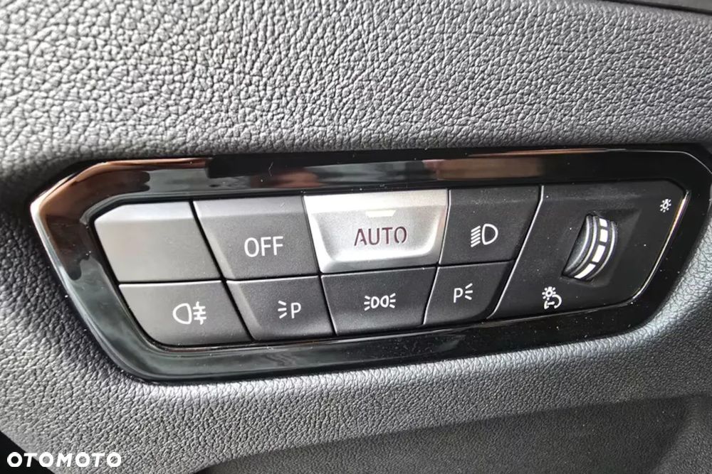 BMW Seria 3 318i M Sport - 23