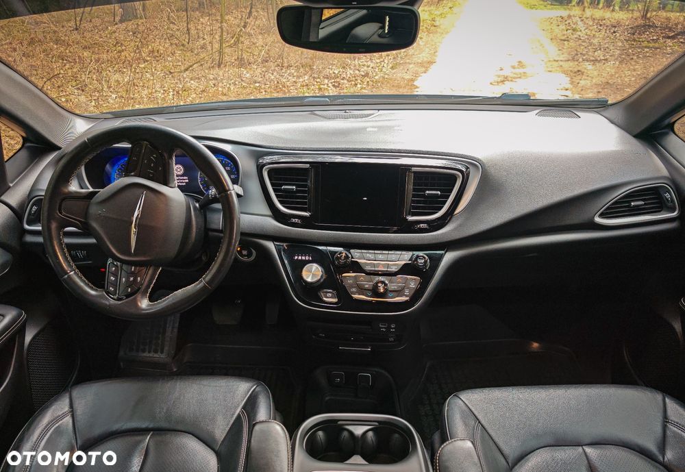 Chrysler Pacifica - 12