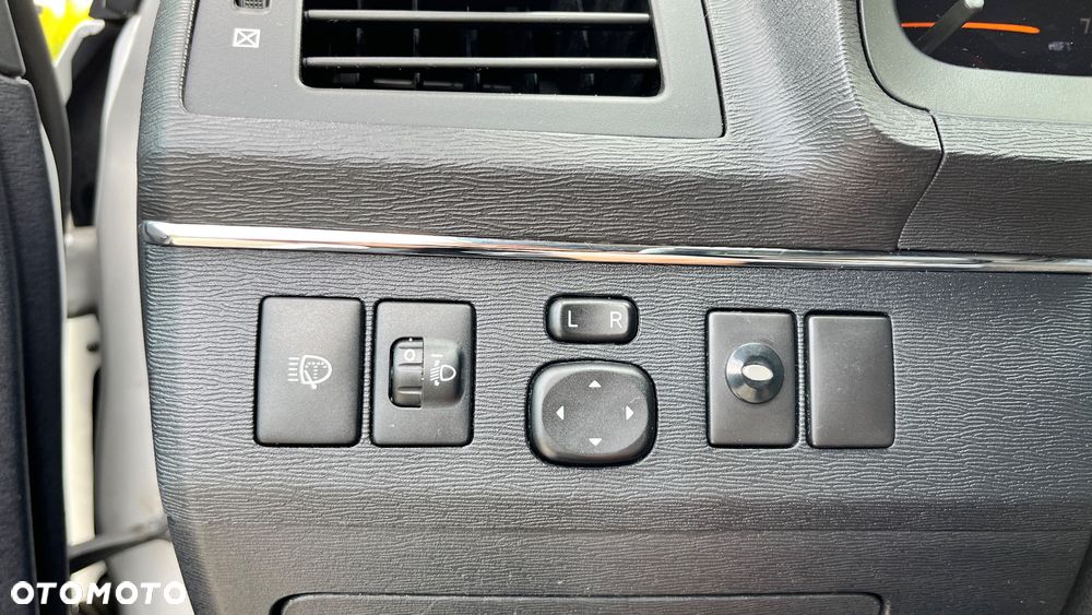 Toyota Avensis 1.8 Sol - 23