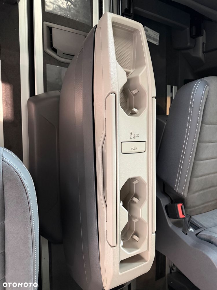 Volkswagen Multivan - 12