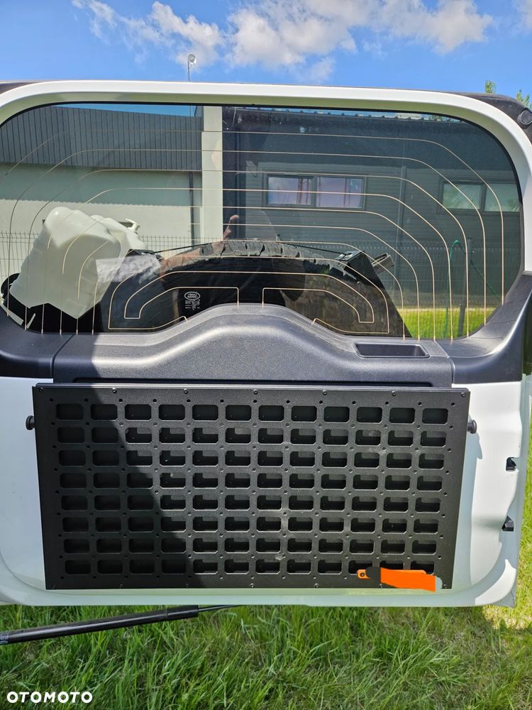 Land Rover Defender - 32