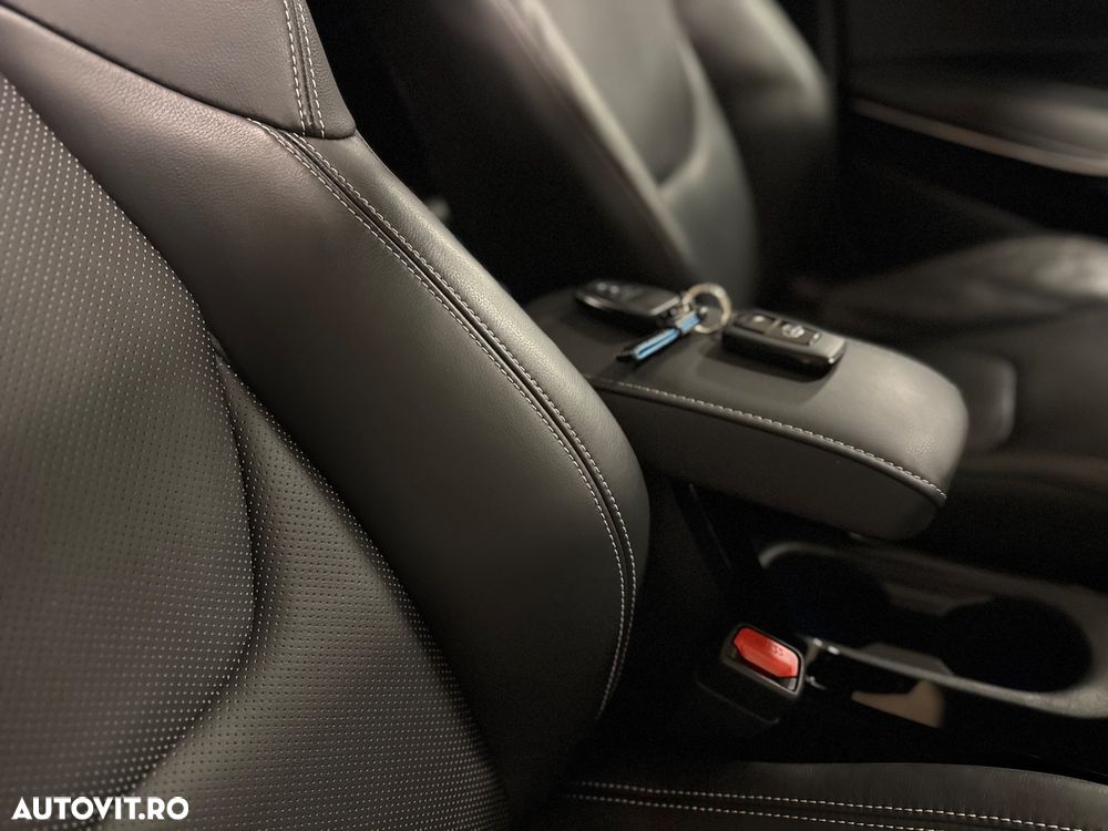 Toyota Corolla 2.0 HSD Exclusive Plus GR Sport Bi-Tone - 23