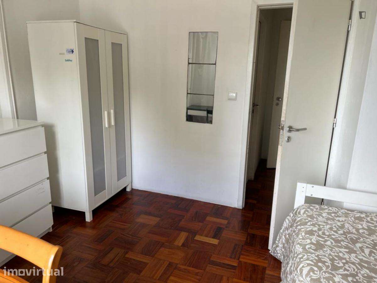 Quarto - localizado em Paranhos Porto - Grande imagem: 3/39