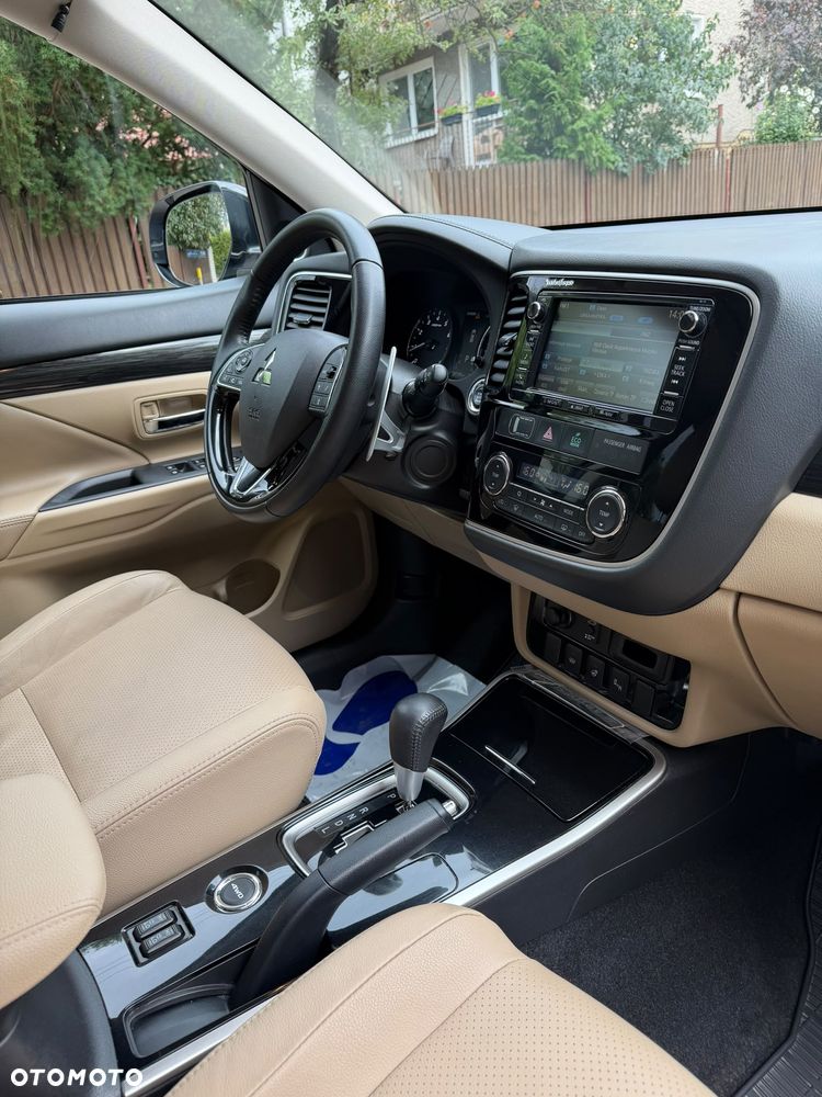 Mitsubishi Outlander 2.0 Instyle + 4WD CVT - 13