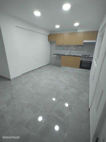Aluga se T1 renovado - Grande imagem: 2/10