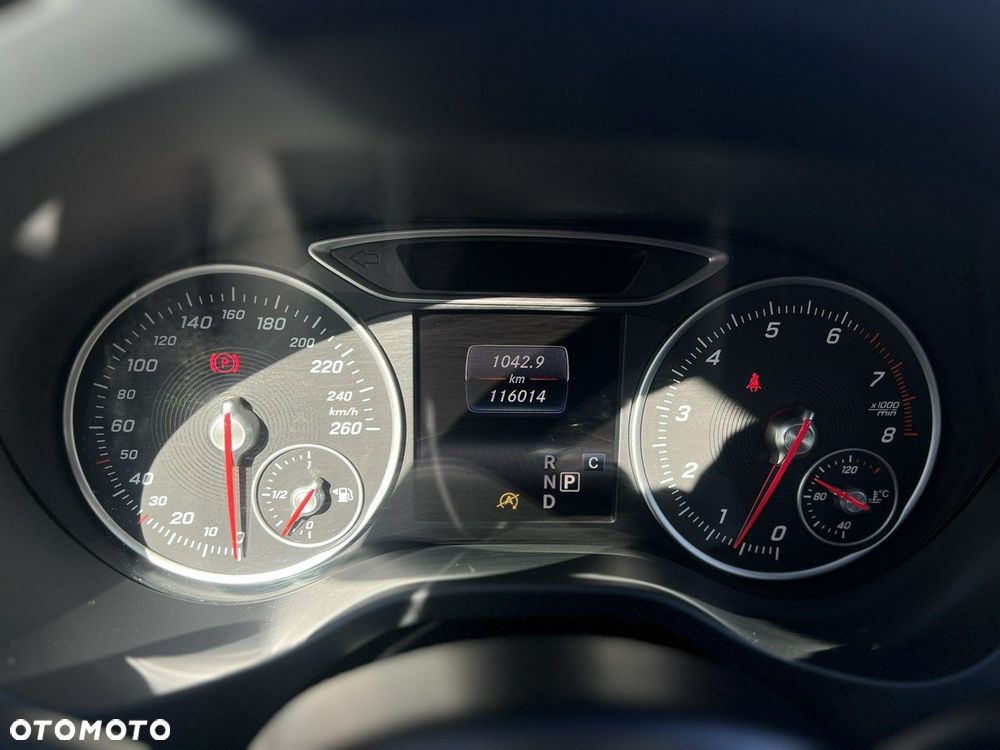 Mercedes-Benz GLA 180 7G-DCT - 33