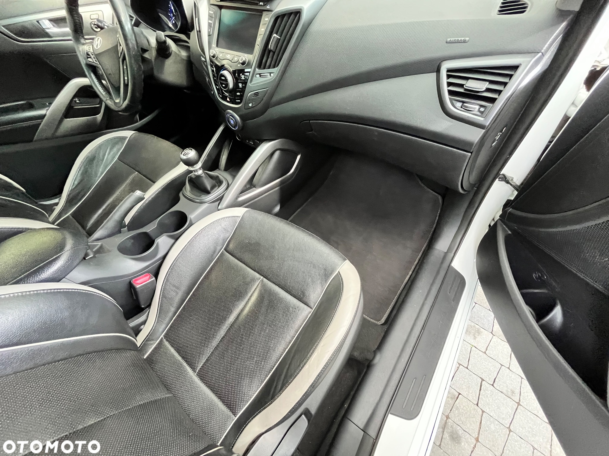 Hyundai Veloster 1.6 T-GDI Executive - 12