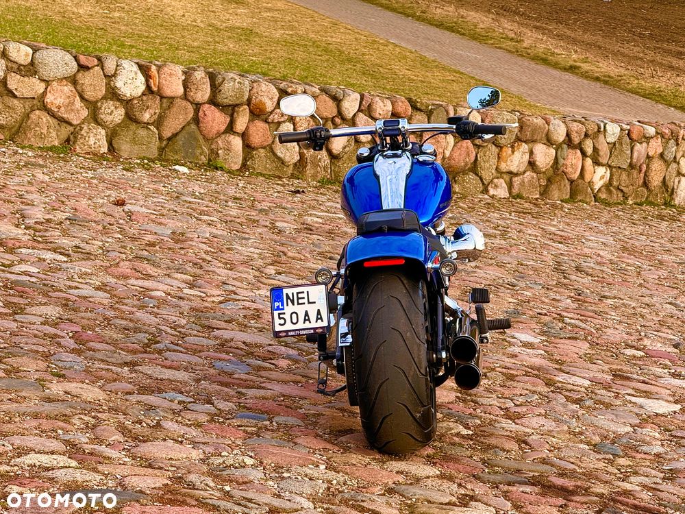 Harley-Davidson Softail Breakout - 18