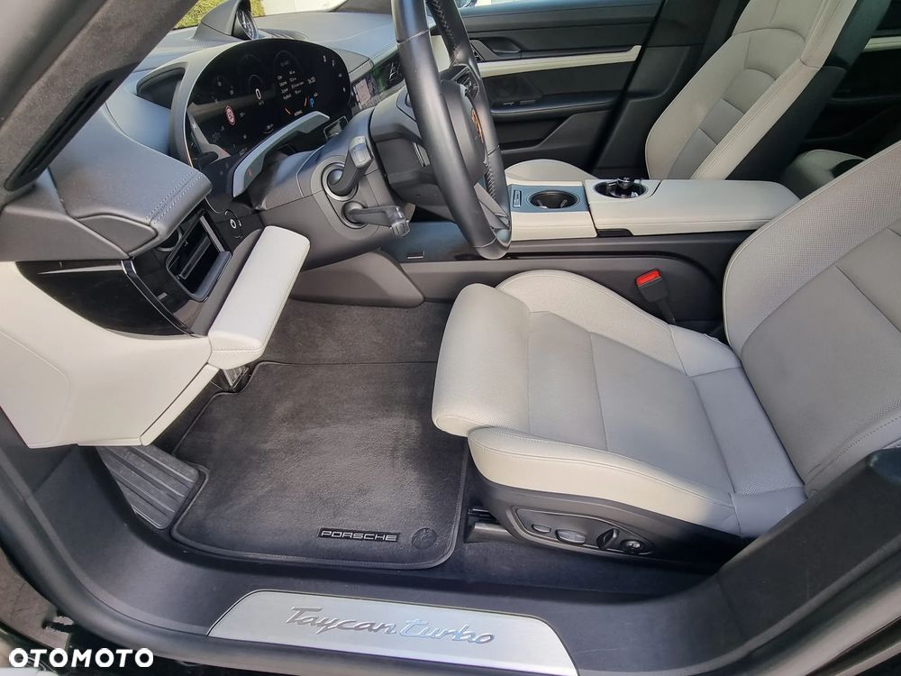 Porsche Taycan Turbo - 13