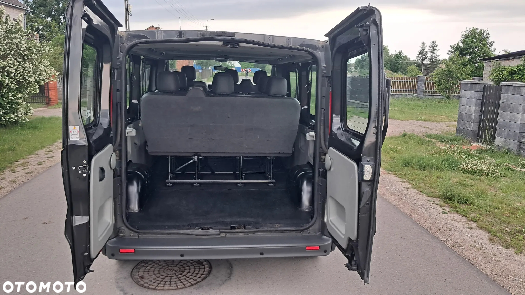 Renault Trafic 2.0 dCi 115 FAP Grand Passenger Black Edition - 11