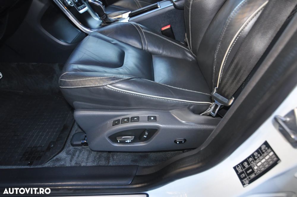 Volvo XC 60 D5 AWD Geartronic Momentum - 9